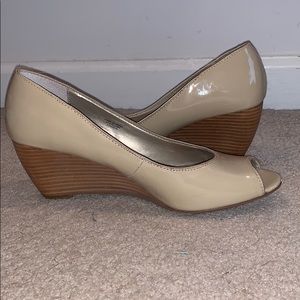 Adrienne Vittadini Nude Peep Toe Wedges size 9